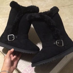 Women’s/girls Noel black cozy boots.